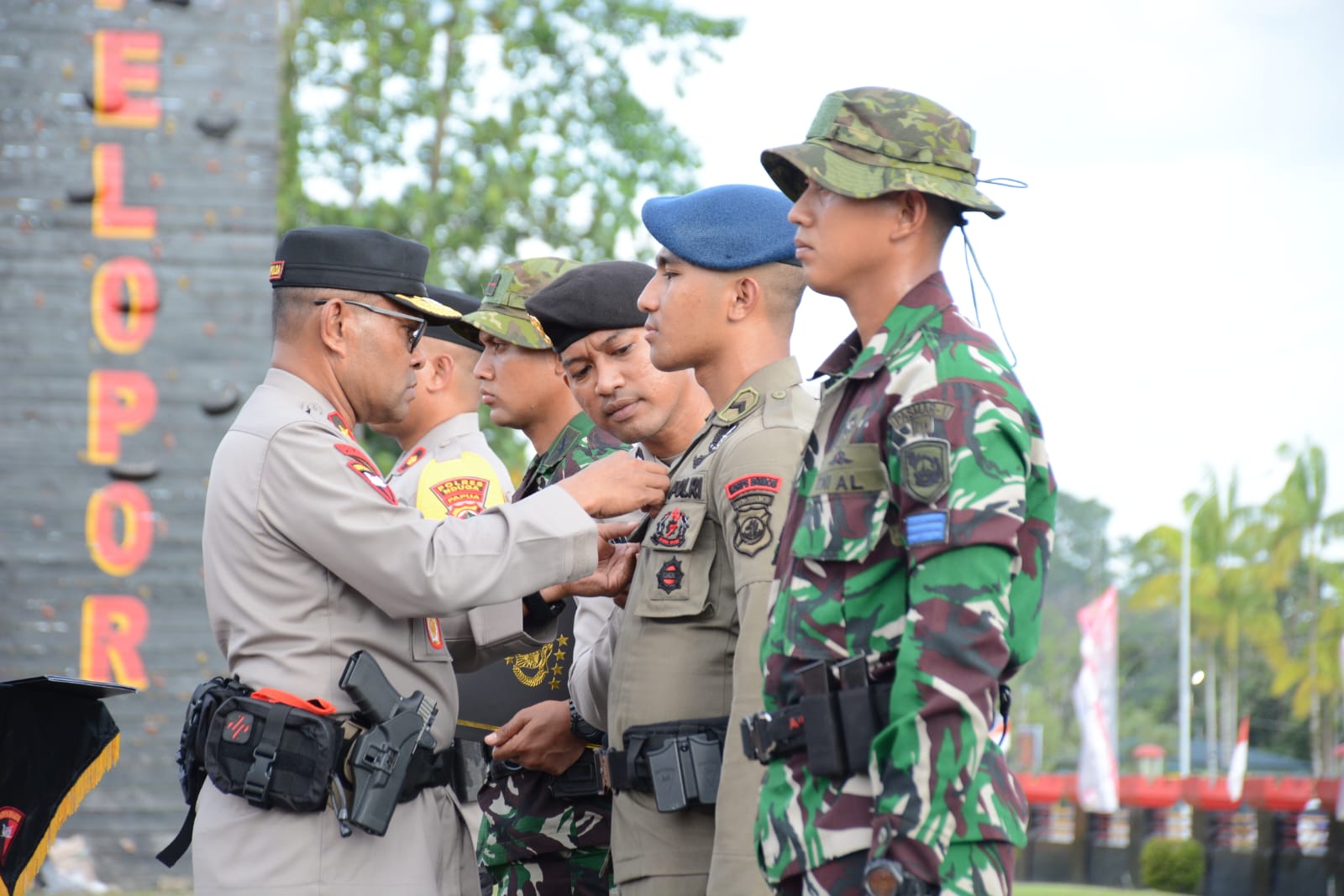 kapolri beri penghargaan pin emas kepada prajurit tni dan anggota polri yang tergabung dalam satgas operasi damai cartenz 2023 68219 1