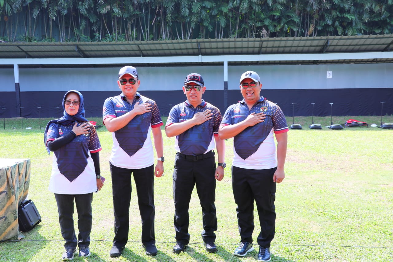 kapolri berikan medali kepada pemenang lomba menembak hut bhayangkara 61013