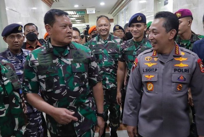 kapolri dampingi kasal jalani fit and proper test sebagai calon panglima tni di dpr 52079