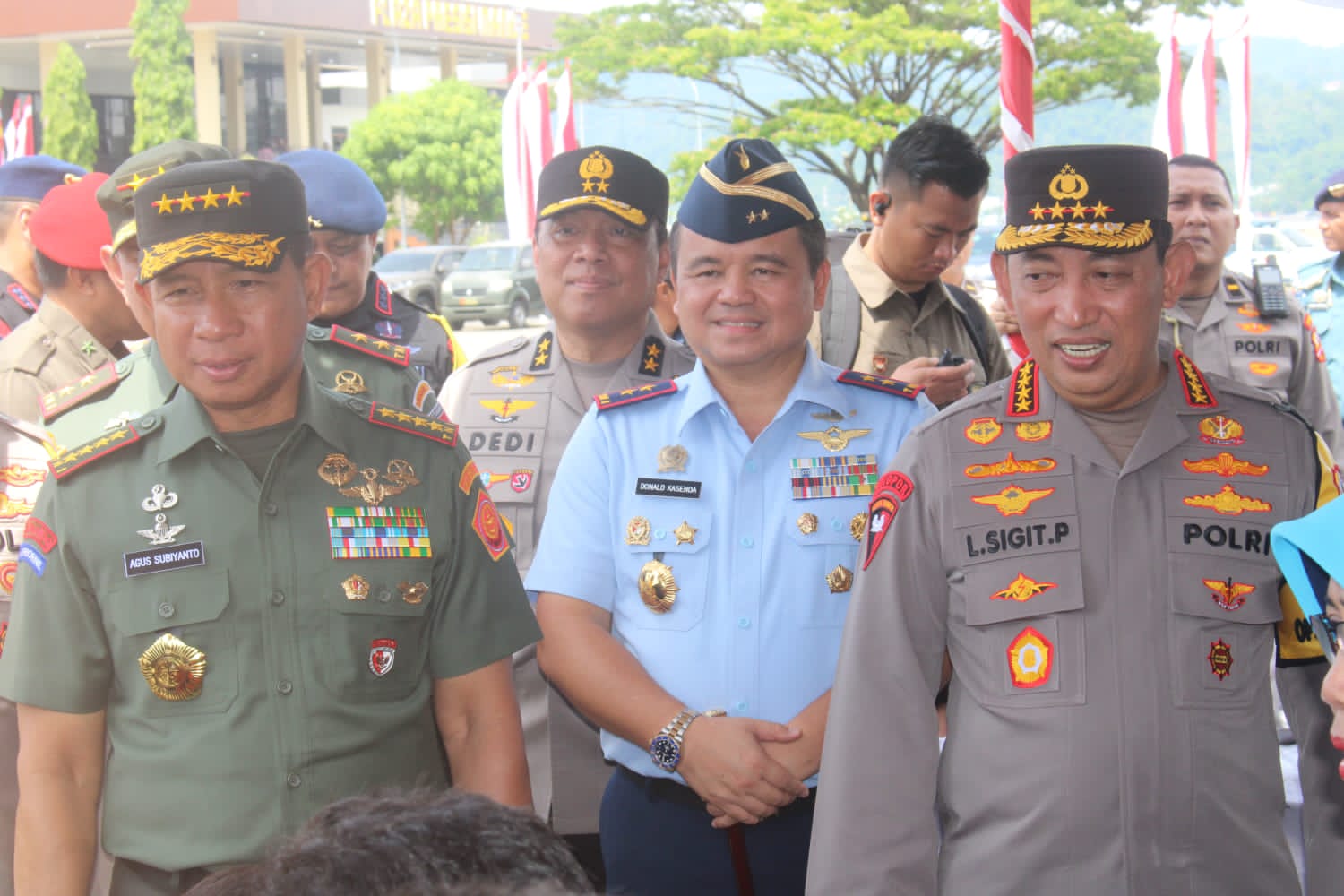 kapolri dan panglima tni berikan bantuan kesehatan gratis di maluku 67370