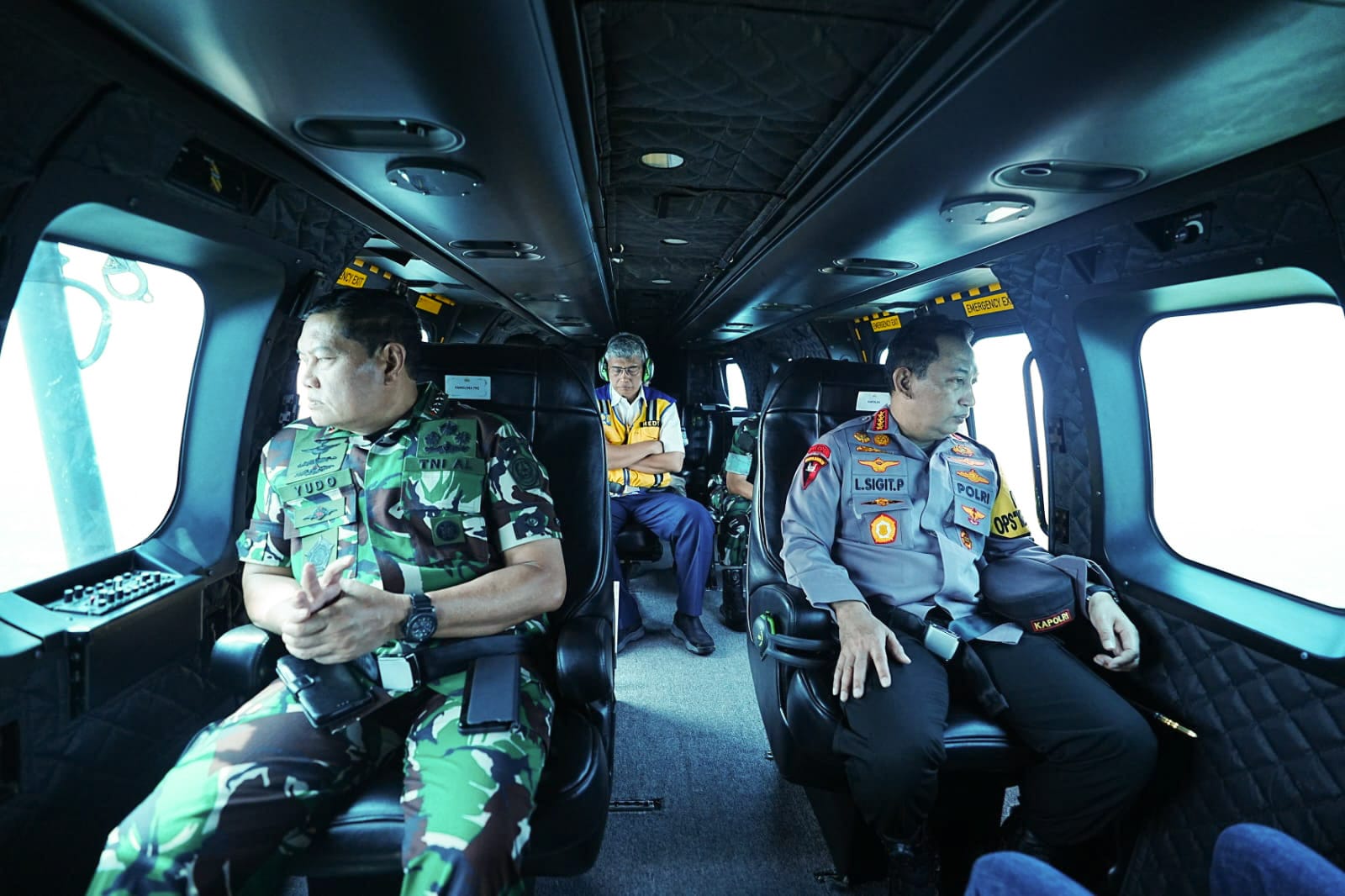 kapolri panglima dan menhub tinjau arus lalin menuju merak via udara 57053