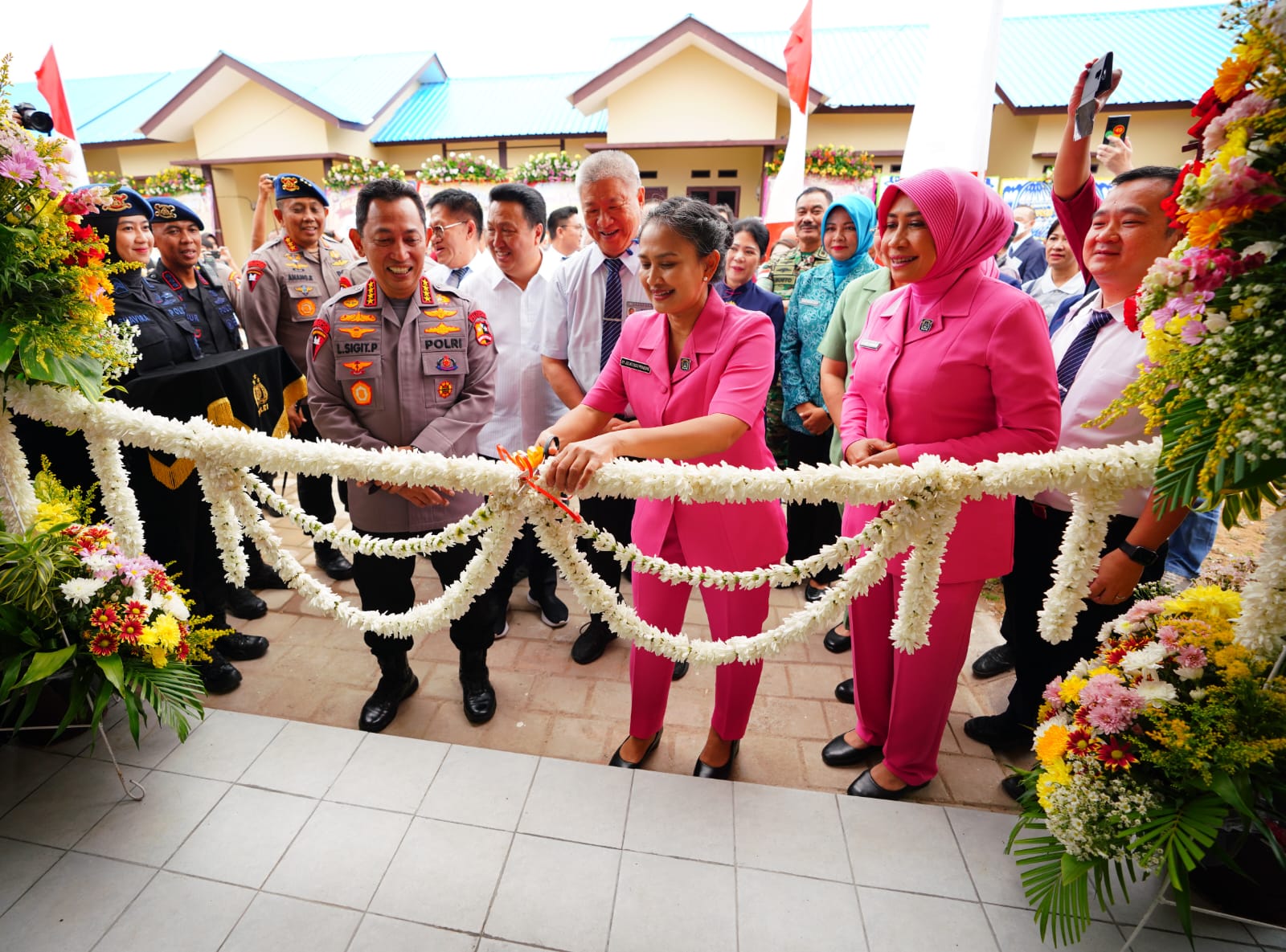 kapolri resmikan pembangunan asrama brimob polda kalimantan barat 55799