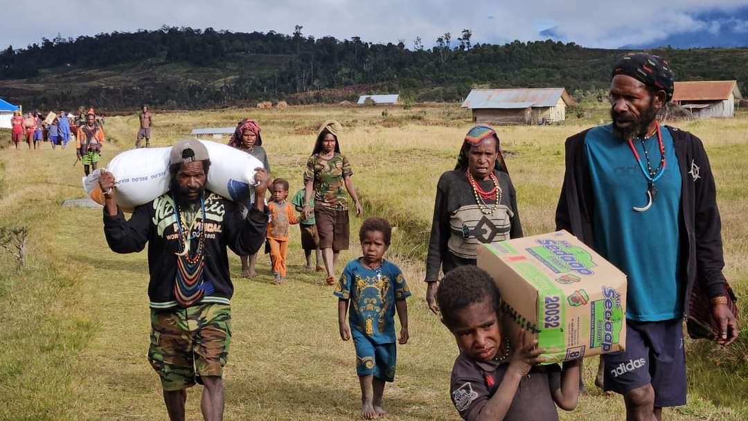 kapolri salurkan 2647 ton beras dan 1 500 sembako untuk warga papua yang terdampak kekeringan 62121 1