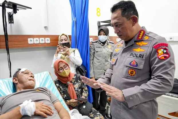 kapolri tinjau lokasi dan jenguk para korban akibat bom bunuh diri di bandung 52217
