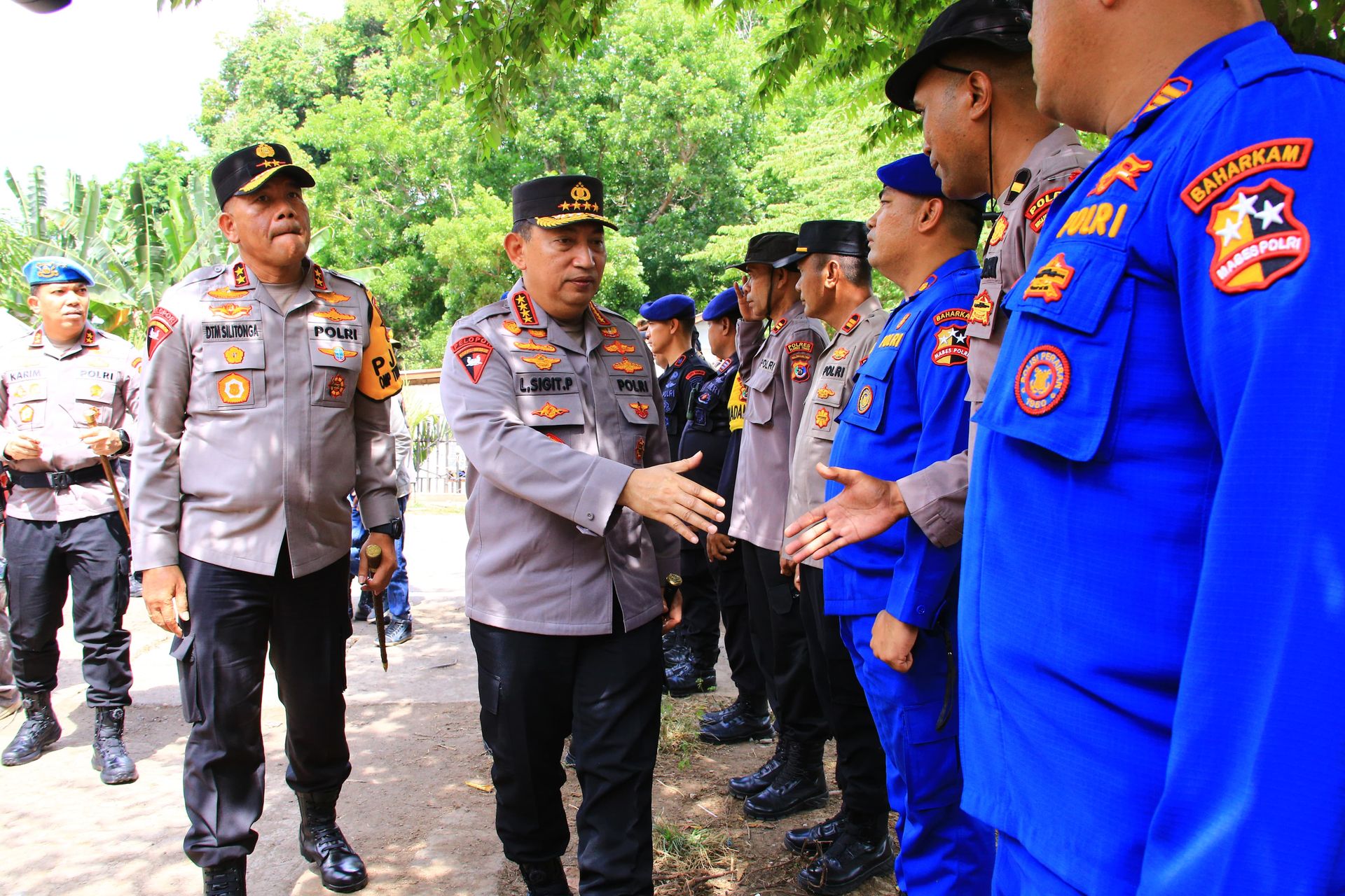 kapolri tinjau posko pengungsi erupsi gunung lewotobi di ntt 81022