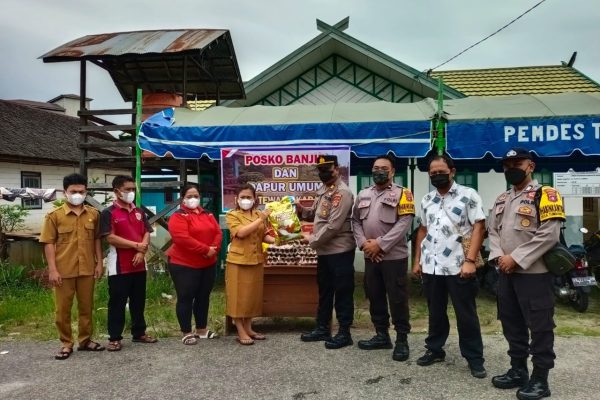 kapolsek katingan tengah bagikan bansos kapolres katingan kepada warga terdampak banjir 49658
