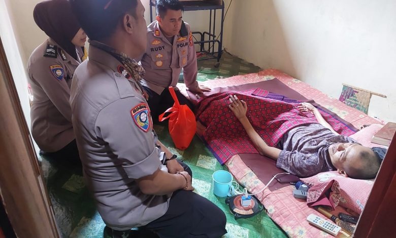 kapolsek sukahaji salurkan bantuan sembako kepada warga tak mampu 50736