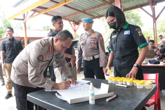 kasatgas ops damai cartenz lakukan tes urine para anggotanya 50894