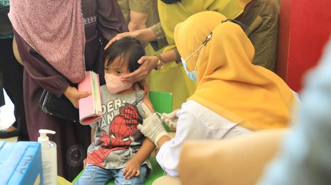 kasus campak di jatim meningkat gubernur jatim minta lengkapi vaksinasi mr ke anak 53619 1
