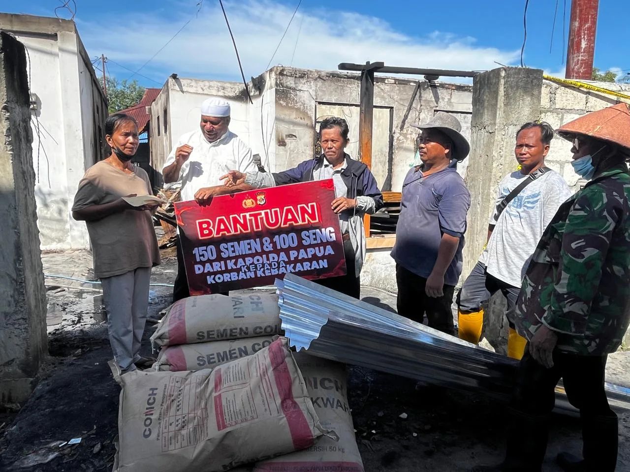 kebakaran di sentani kapolda bagikan bansos kepada para korban 74999