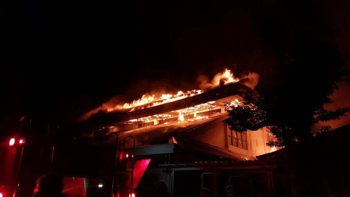kebakaran hebat terjadi di gedung sd di jaksel sebanyak 14 unit damkar dikerahkan 65658