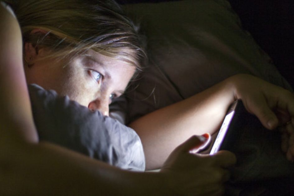 kebiasaan buruk membuka ponsel saat bangun tidur dan tips menghentikannya 57291 1