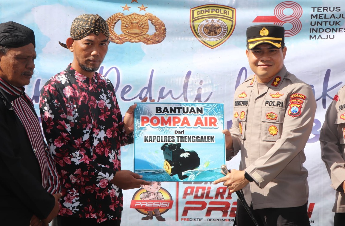 kemarau panjang polres trenggalek serahkan bantuan sumur bor kepada masyarakat 63045