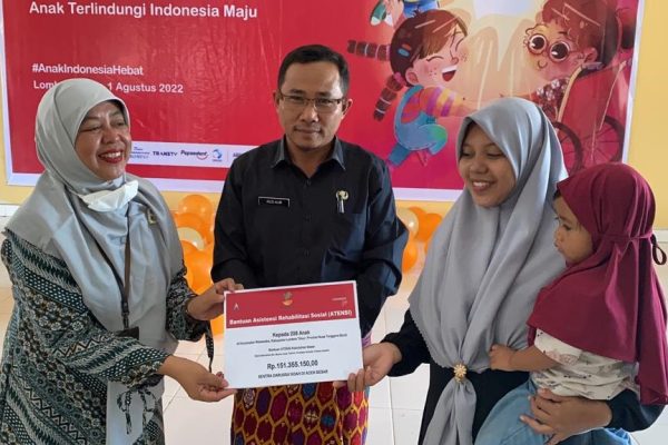 kementerian sosial menyalurkan 208 paket bantuan atensi di wanasaba 48605