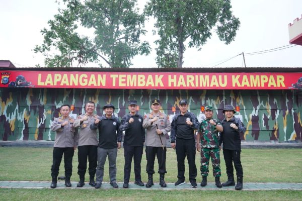 kepala bnn ri sempatkan latihan menembak di mako brimob pada kunjungan kerjanya ke riau 49154 1