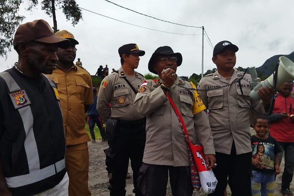 kepala distrik intan jaya bersama binmas noken lakukan relokasi pasar 45943