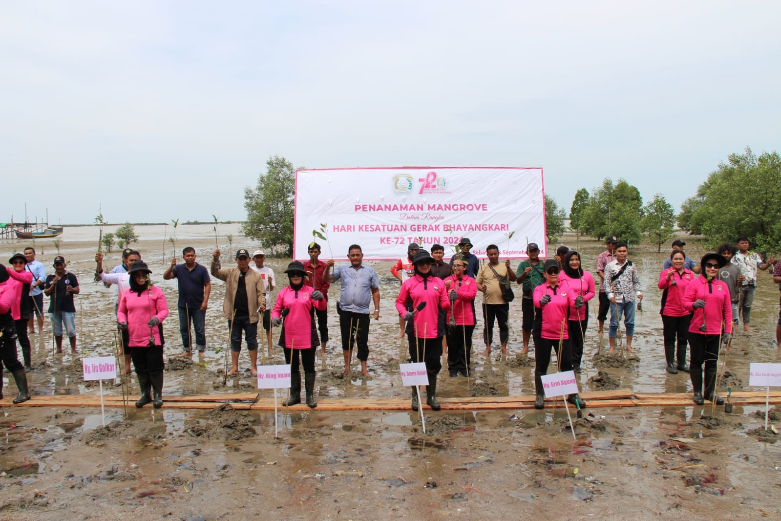 kepedulian bhayangkari polri untuk masyarakat di pulau sebatik beri 4 000 sembako dan bangun sumur bor 78836