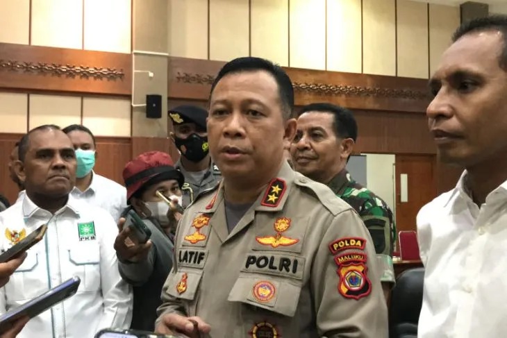 kepolisian daerah maluku kerahkan personel bantu masyarakat terdampak cuaca ekstrem 59062 1