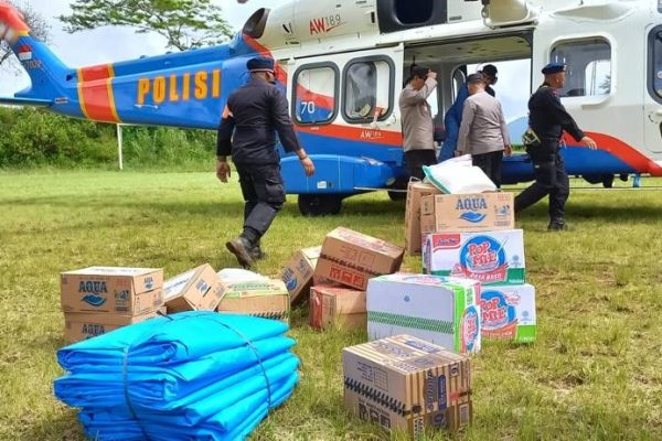 kerahkan helikopter polri kirim bantuan pangan ke desa terisolir terdampak gempa cianjur 51805 1