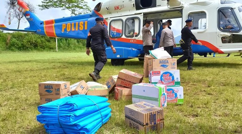 kerahkan helikopter polri kirim bantuan pangan ke desa terisolir terdampak gempa cianjur 51805