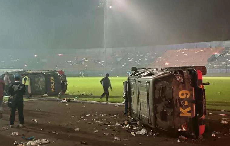 kericuhan usai laga arema vs persebaya di surabaya 50271