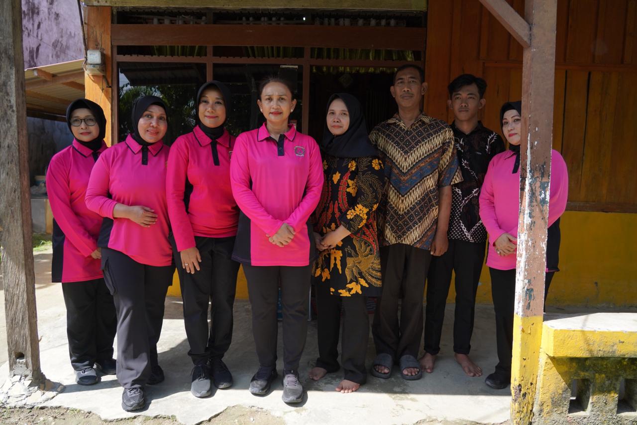 ketua umum bhayangkari kunjungi aiptu heri dan anaknya yang terbaring sakit 79954