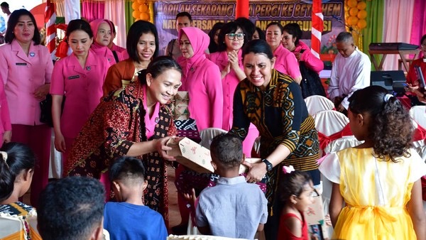 ketua umum bhayangkari rayakan natal bersama korban erupsi gunung lewotobi 82458