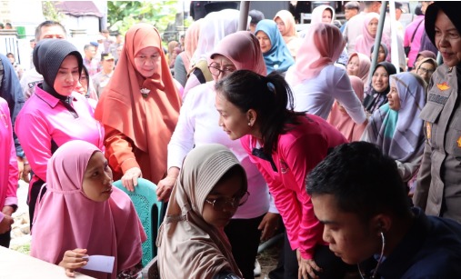 ketum bhayangkari kunjungi tenda pengungsian korban bencana tanah datar 74949
