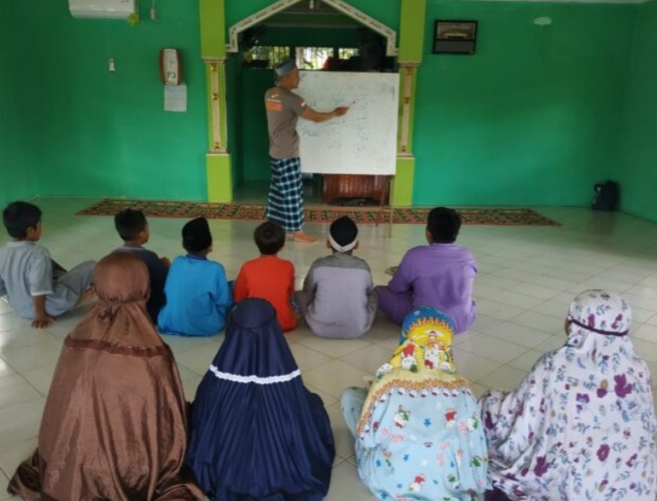 kisah inspiratif personel brimob ajarkan ilmu agama dan mengaji kepada anak anak di kabupaten sanggau kalbar 51356 1