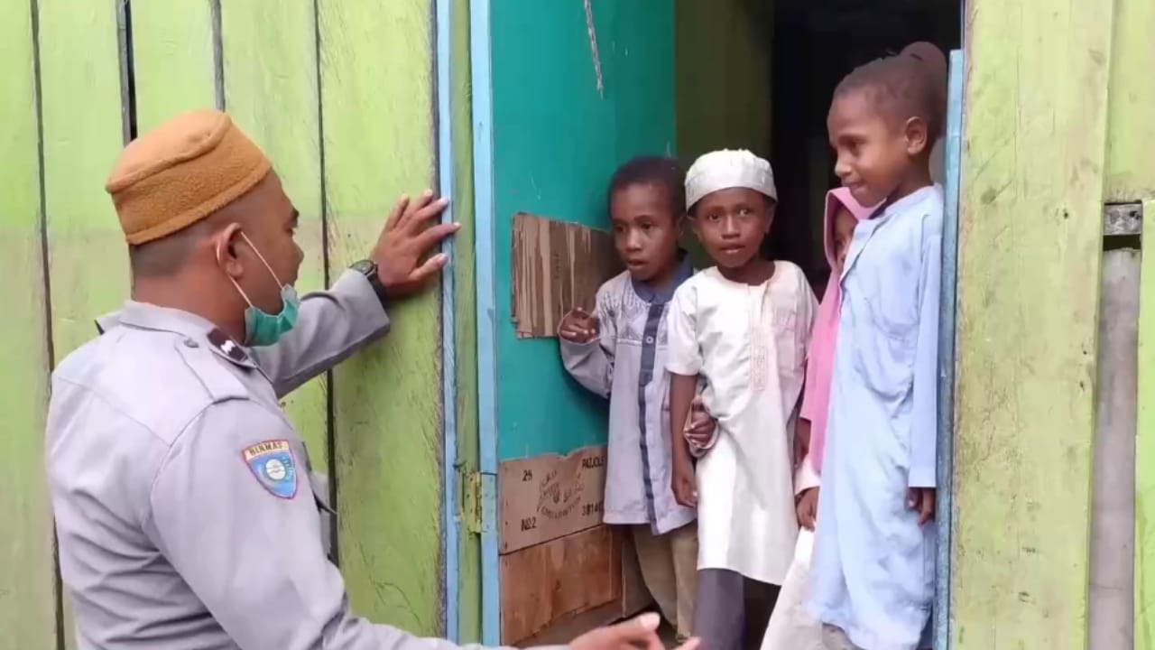 kisah inspiratif polisi ajarkan mengaji anak anak muslim papua 51013 1