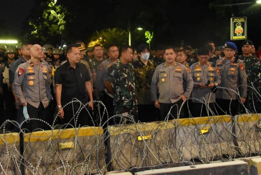 kodam jaya bersama kapolda metro hadir dalam pengamanan aksi unras di silang monas 49715