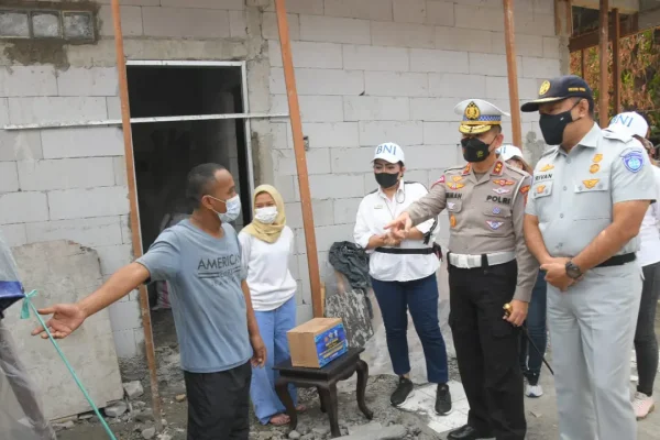 korlantas polri sambangi korban kebakaran di simprug jakarta dan bagikan paket sembako 49959