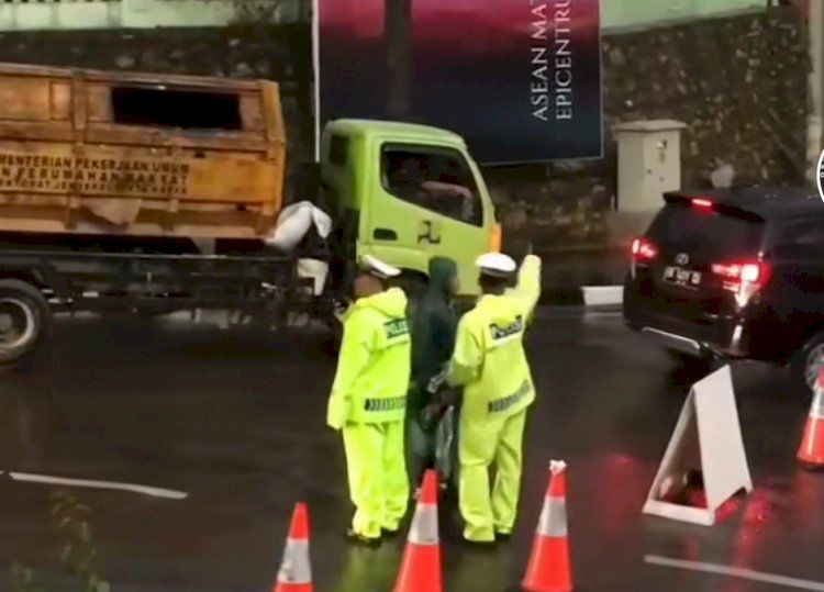 ktt asean ke 42 di labuan bajo polisi tetap atur arus lalu lintas meski diguyur hujan 58055