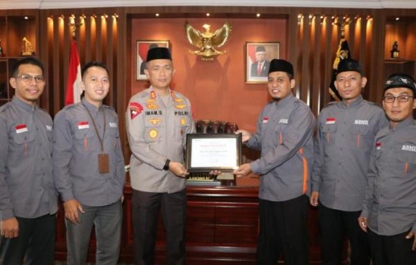 kuatkan dakwah di pedalaman kapolda kaltim beri bantuan berupa satu unit motor trail 49047