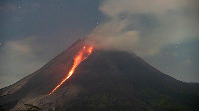 kubah gunung merapi berubah status siaga 60748