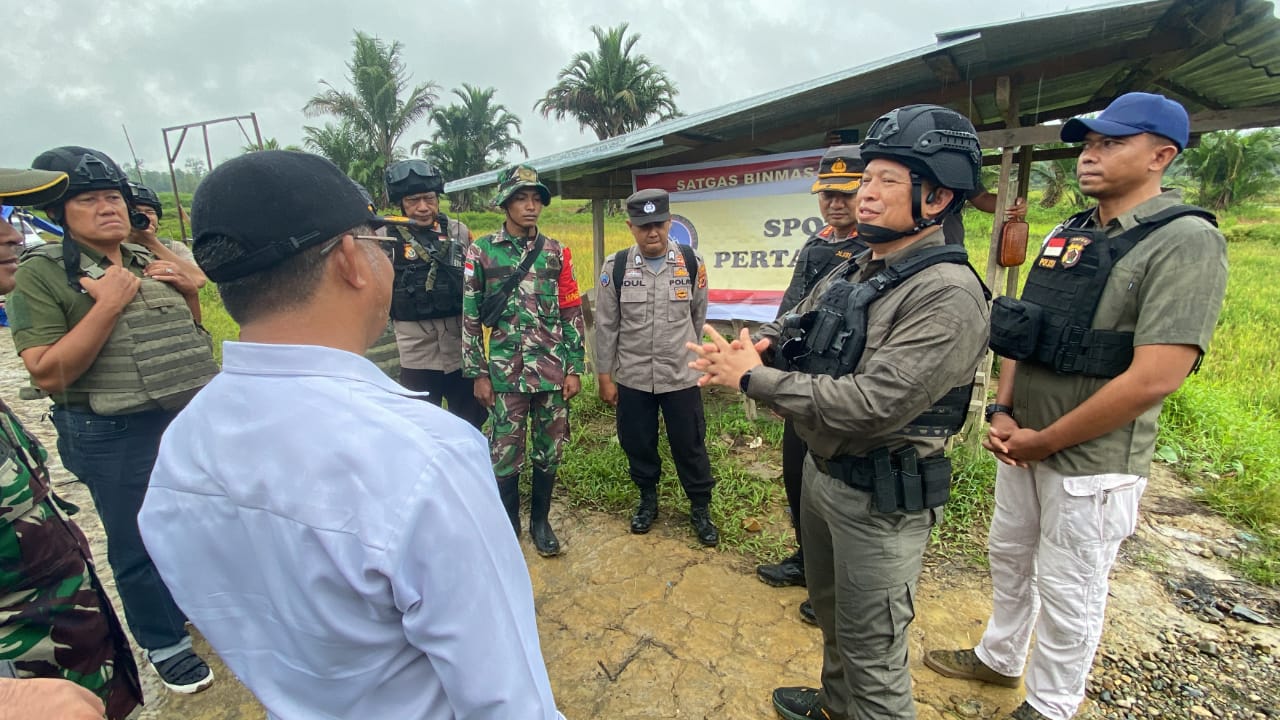 kunjungi personel ops damai cartenz 2022 as ops kapolri beri motivasi semangat tugas 52234