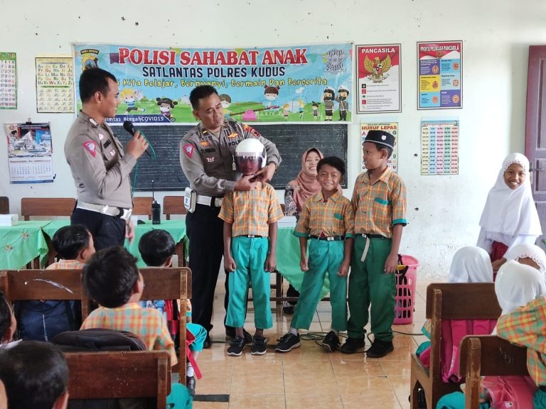 laksanakan program polisi sahabat anak polres kudus perkenalkan rambu dan disiplin berlalu lintas 61817