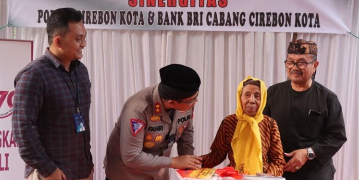 lakukan bedah rumah kapolres cirebon ini wujud kepedulian polri kepada masyarakat kurang mampu 51506