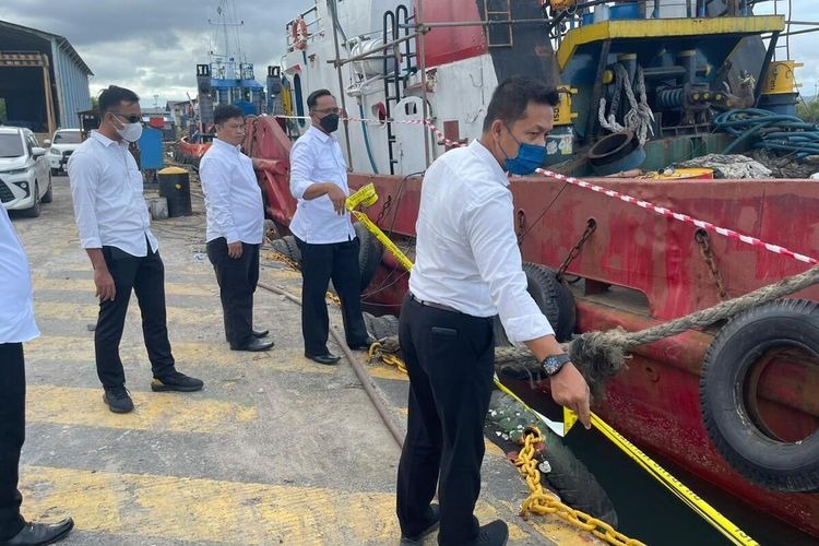 ledakan kapal di serang 2 pekerja tewas terbakar 52399 1