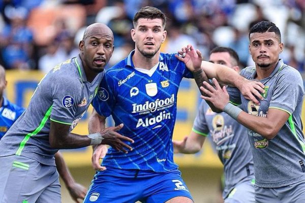 liga 1 persib bandung kalahkan persebaya surabaya 3 1 72875 1