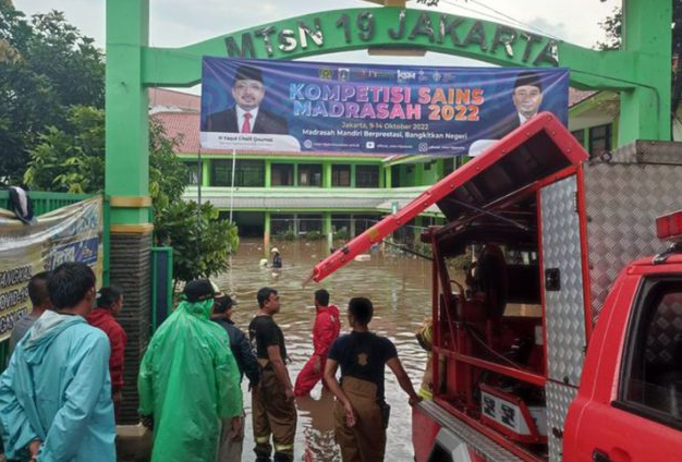 media asing soroti tewasnya 3 orang akibat tembok sekolah roboh diterjang banjir jakarta 50412