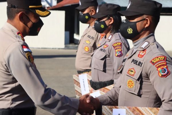 membanggakan ini sebab 3 personel polres belu diganjar penghargaan oleh kapolres 48838