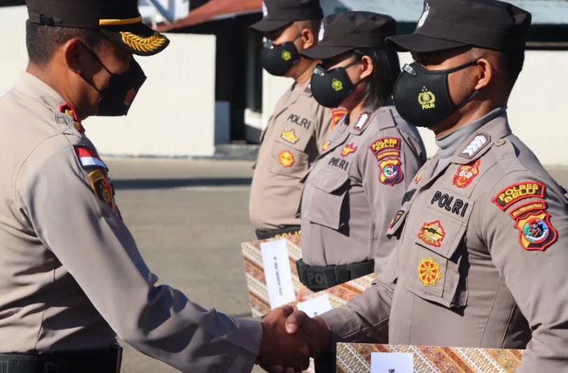membanggakan ini sebab 3 personel polres belu diganjar penghargaan oleh kapolres 48838