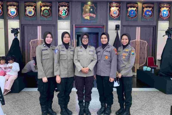 membanggakan lima polwan polda jatim raih penghargaan dari kapolri 49602