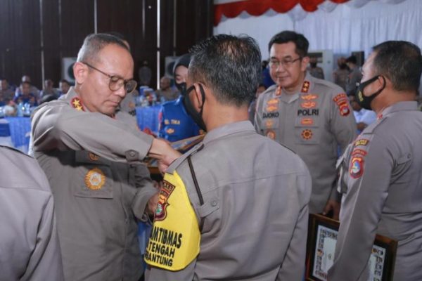 membina bkd dan membuat sumur bor untuk masyarakat bripka lalu multasa terima penghargaan dari kabaharkam polri 49840
