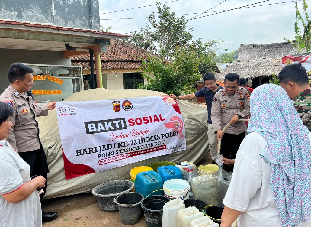 memeriahkan hari jadi humas polri ke 72 polres tasikmalaya bagikan air bersih kepada masyarakat 64573