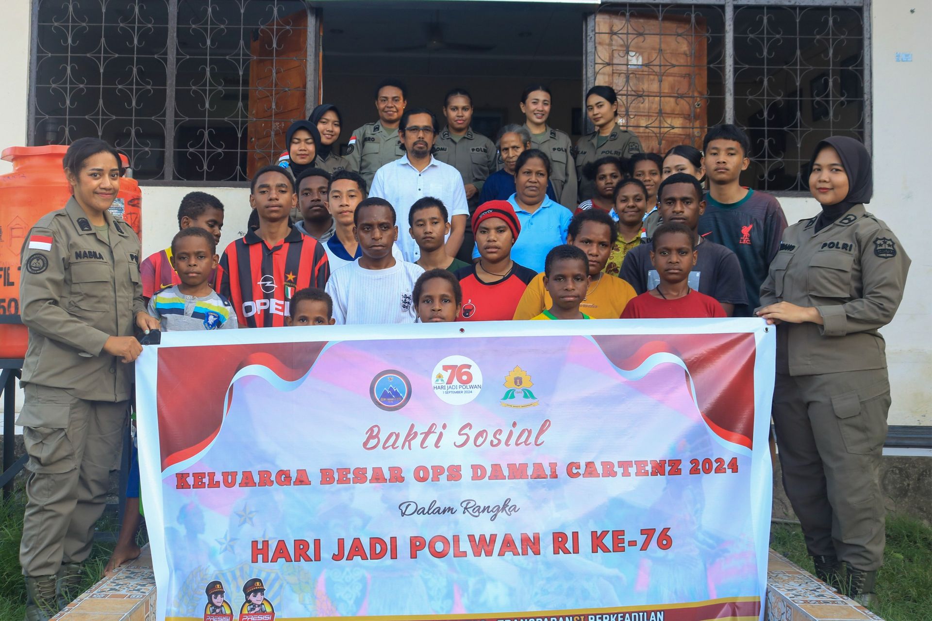 memperkuat solidaritas polwan satgas ops damai cartenz 2024 wilayah jayapura gelar baksos dalam rangka hari jadi polwan 78183