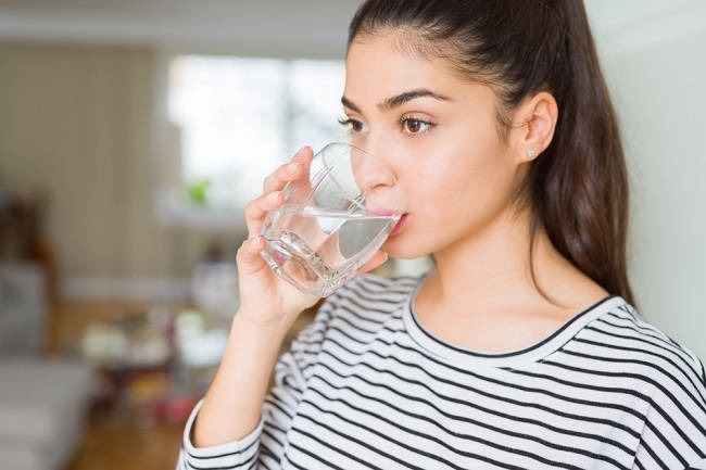 menjaga hidrasi yang baik dengan memperbanyak minum air putih 53627