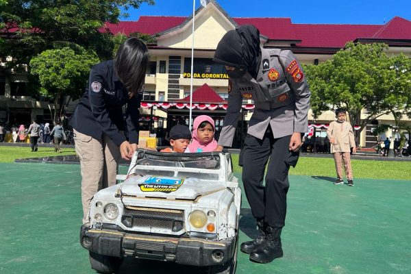 menjelang hut kemerdekaan ri ke 77 polwan polda gorontalo hilangkan rasa takut anak yang akan divaksin 48853