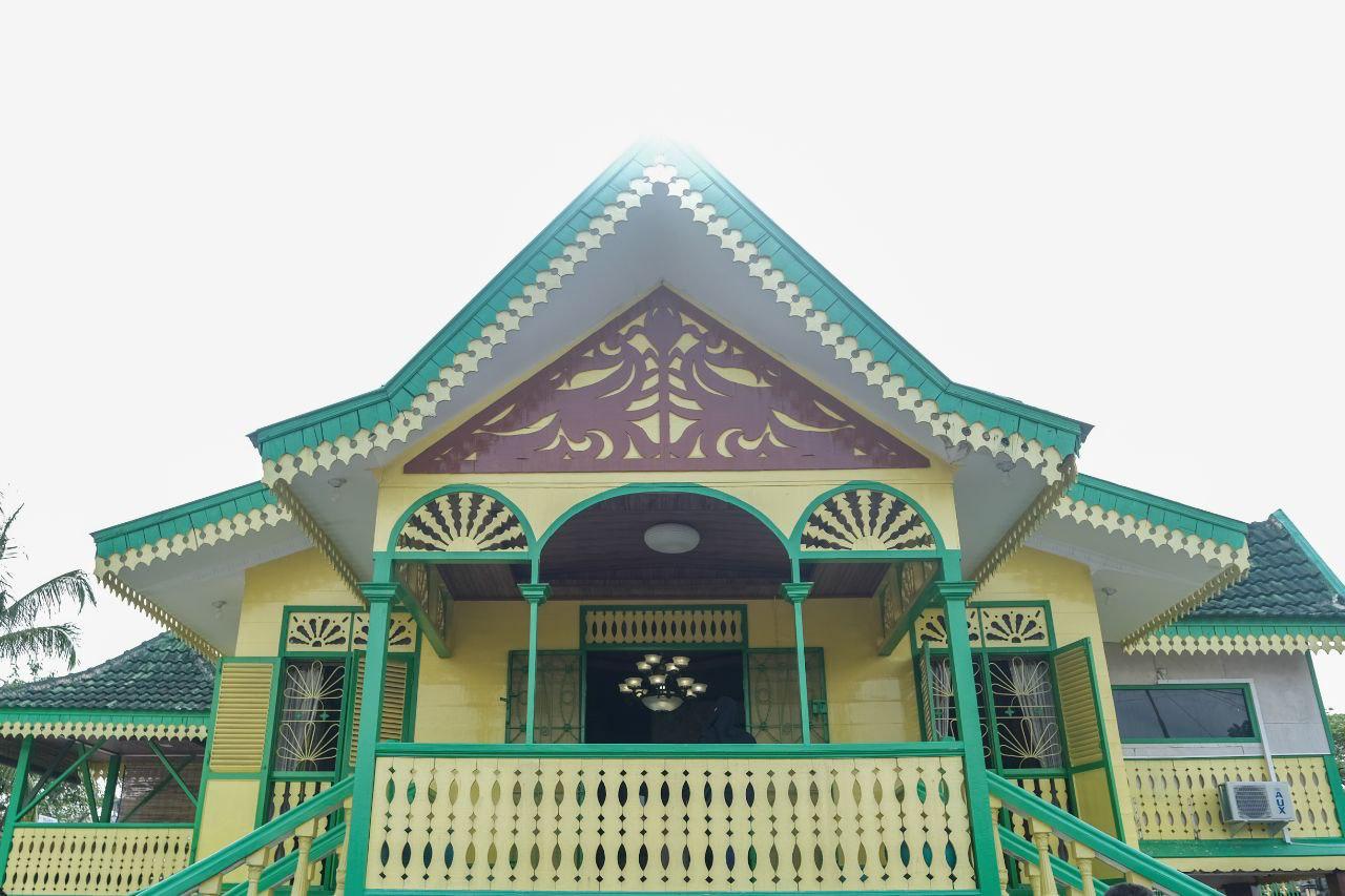 menparekraf sebut rumah adat puri melayu sri menanti di tebing tinggi sumut miliki storynomics tourism kuat 47818 1